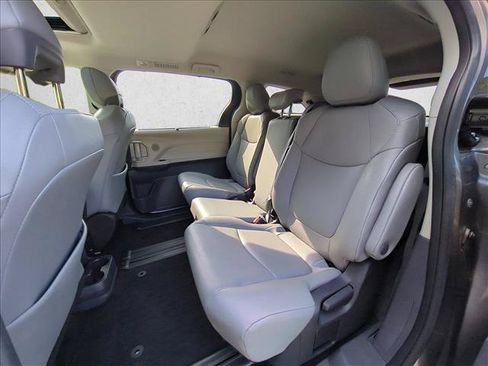Used 2022 Toyota Sienna XLE w/ XLE Plus Package FWD image 22