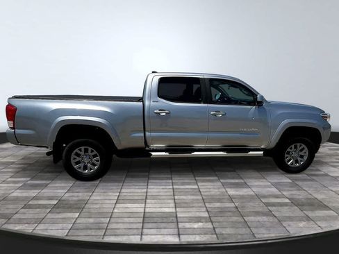 Used 2019 Toyota Tacoma SR5 AWD/4WD image 8