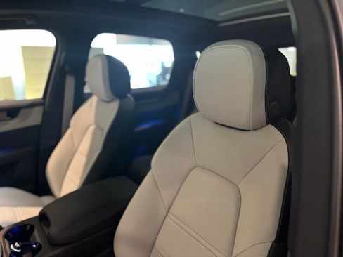 Certified 2025 Porsche Cayenne AWD/4WD image 6