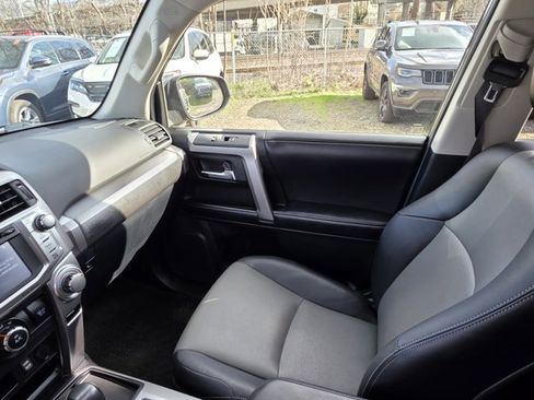 Used 2016 Toyota 4Runner SR5 Premium RWD image 28