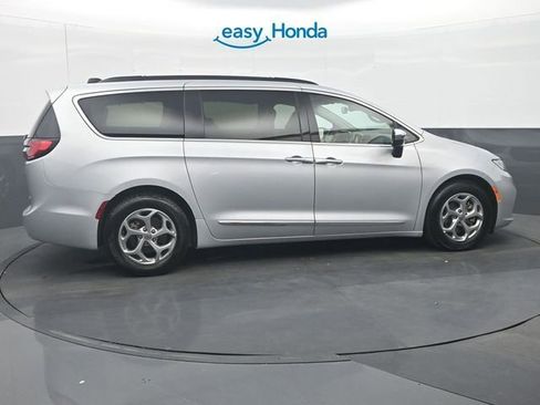 Used 2023 Chrysler Pacifica Limited image 8