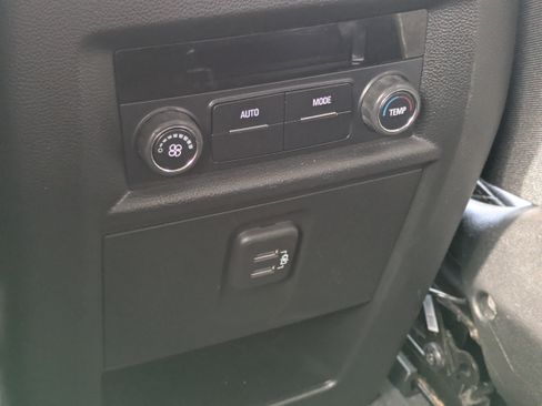 Used 2020 Chevrolet Traverse LT image 16