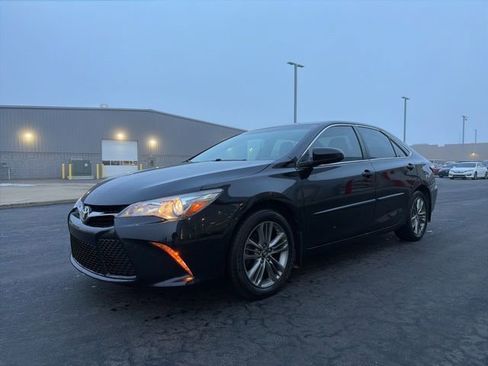 Used 2017 Toyota Camry SE w/ Moonroof Package image 3