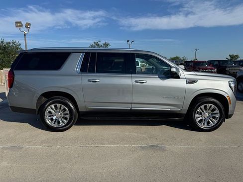 Used 2025 GMC Yukon XL Denali AWD/4WD image 7