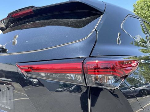 Used 2021 Toyota Highlander LE FWD image 16