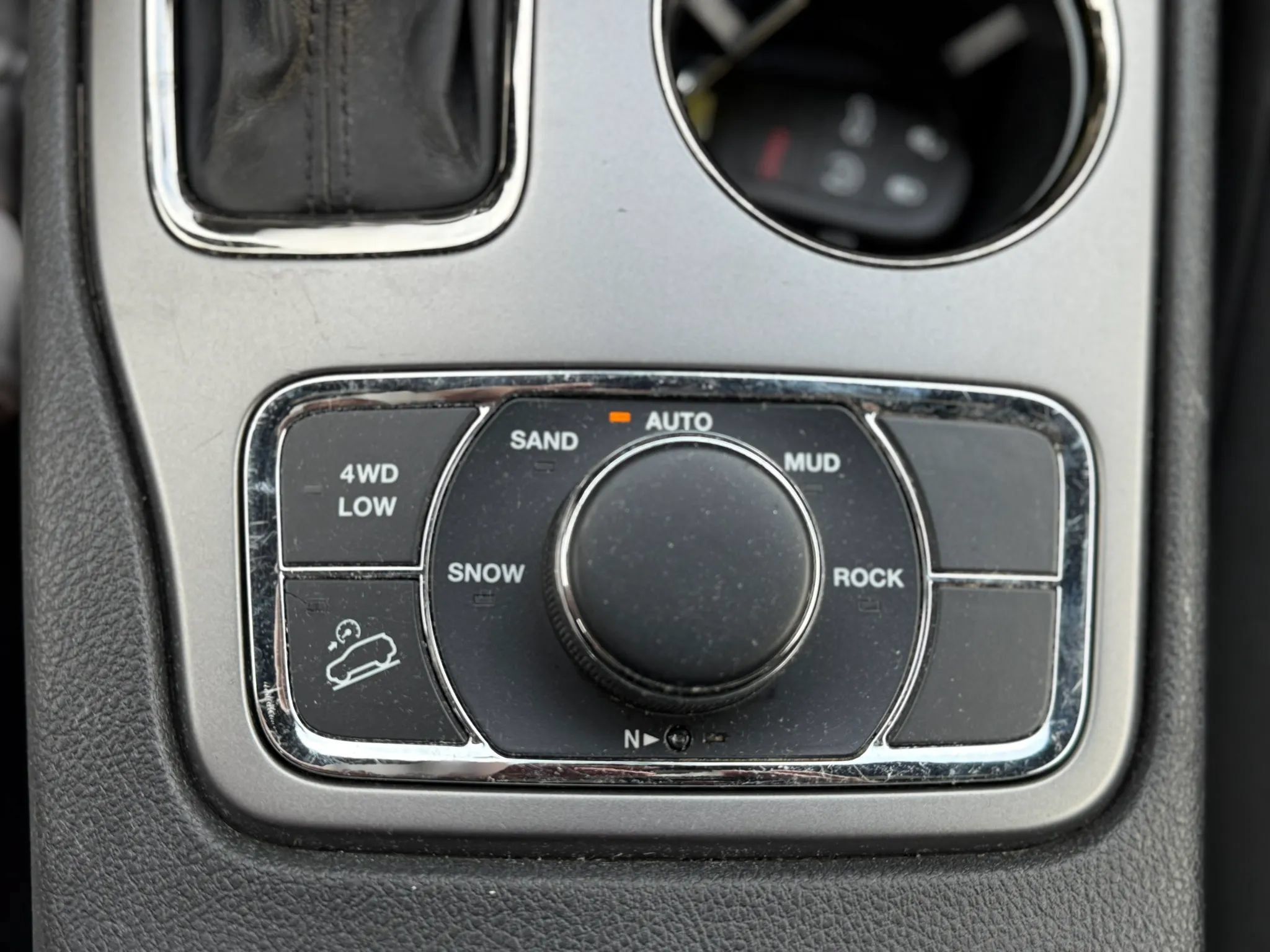 Used 2019 Jeep Grand Cherokee Laredo AWD/4WD image 34
