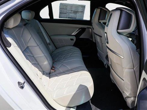 Used 2025 BMW 760i xDrive w/ Premium Package image 24