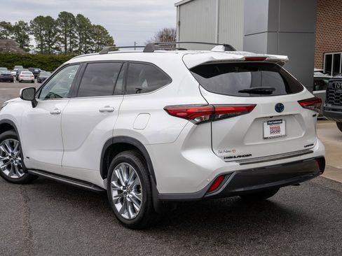 Used 2023 Toyota Highlander Limited image 3