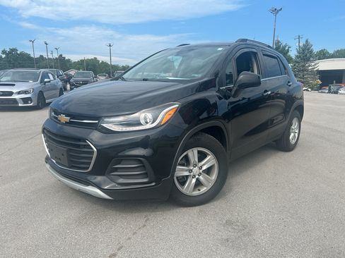 Used 2020 Chevrolet Trax LT w/ LT Convenience Package FWD image 2