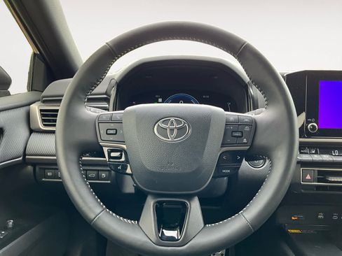 Used 2025 Toyota Camry SE w/ Convenience Package FWD image 14