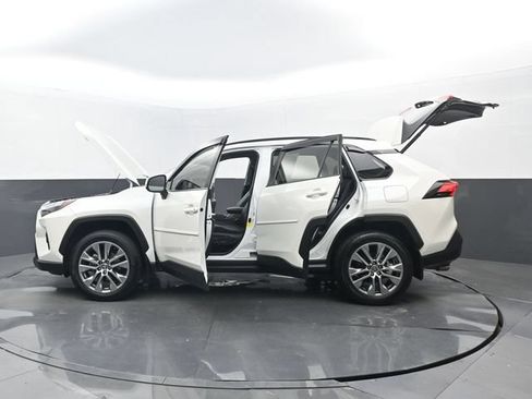 Used 2022 Toyota RAV4 XLE Premium AWD/4WD image 34