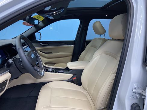 Used 2023 Jeep Grand Cherokee 4WD 4xe image 9