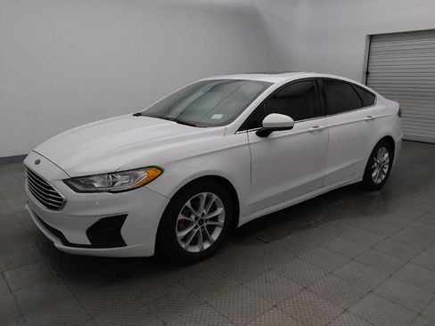 Used 2020 Ford Fusion SE FWD image 2