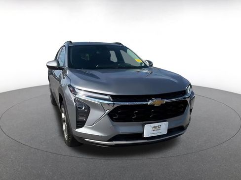 Used 2025 Chevrolet Trax LT FWD image 3
