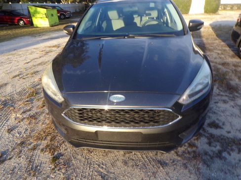 Used 2017 Ford Focus SE image 2