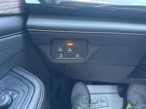 Used 2024 Volkswagen Atlas SEL AWD/4WD image 34