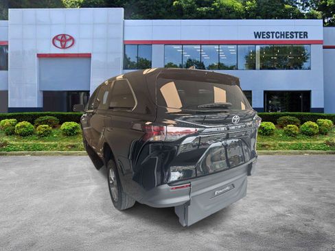 Used 2026 Toyota Sienna LE FWD image 5