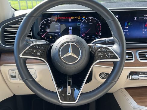 Used 2024 Mercedes-Benz GLS 450 4MATIC image 17