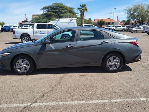 Used 2025 Hyundai Elantra SE image 5