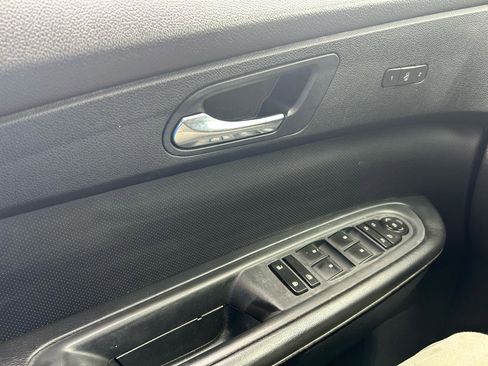 Used 2011 GMC Acadia Denali image 30