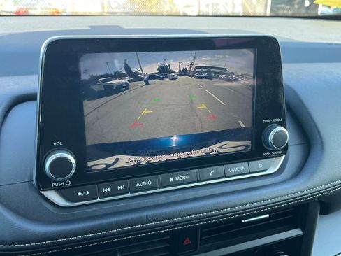 Used 2025 Nissan Rogue SV image 25