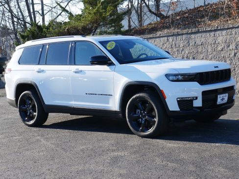 Used 2024 Jeep Grand Cherokee L Limited w/ Black Appearance Package image 11