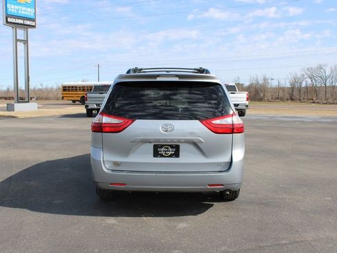 Used 2015 Toyota Sienna LE image 8