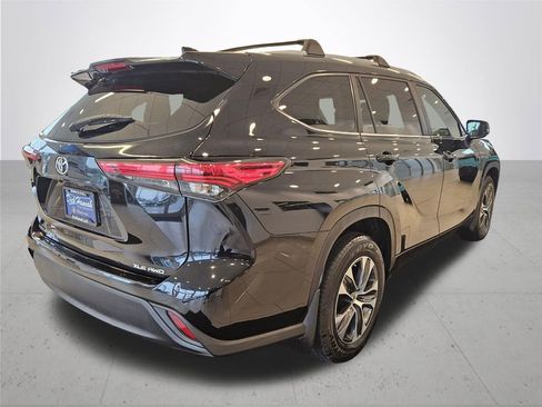 Used 2023 Toyota Highlander XLE AWD/4WD image 7