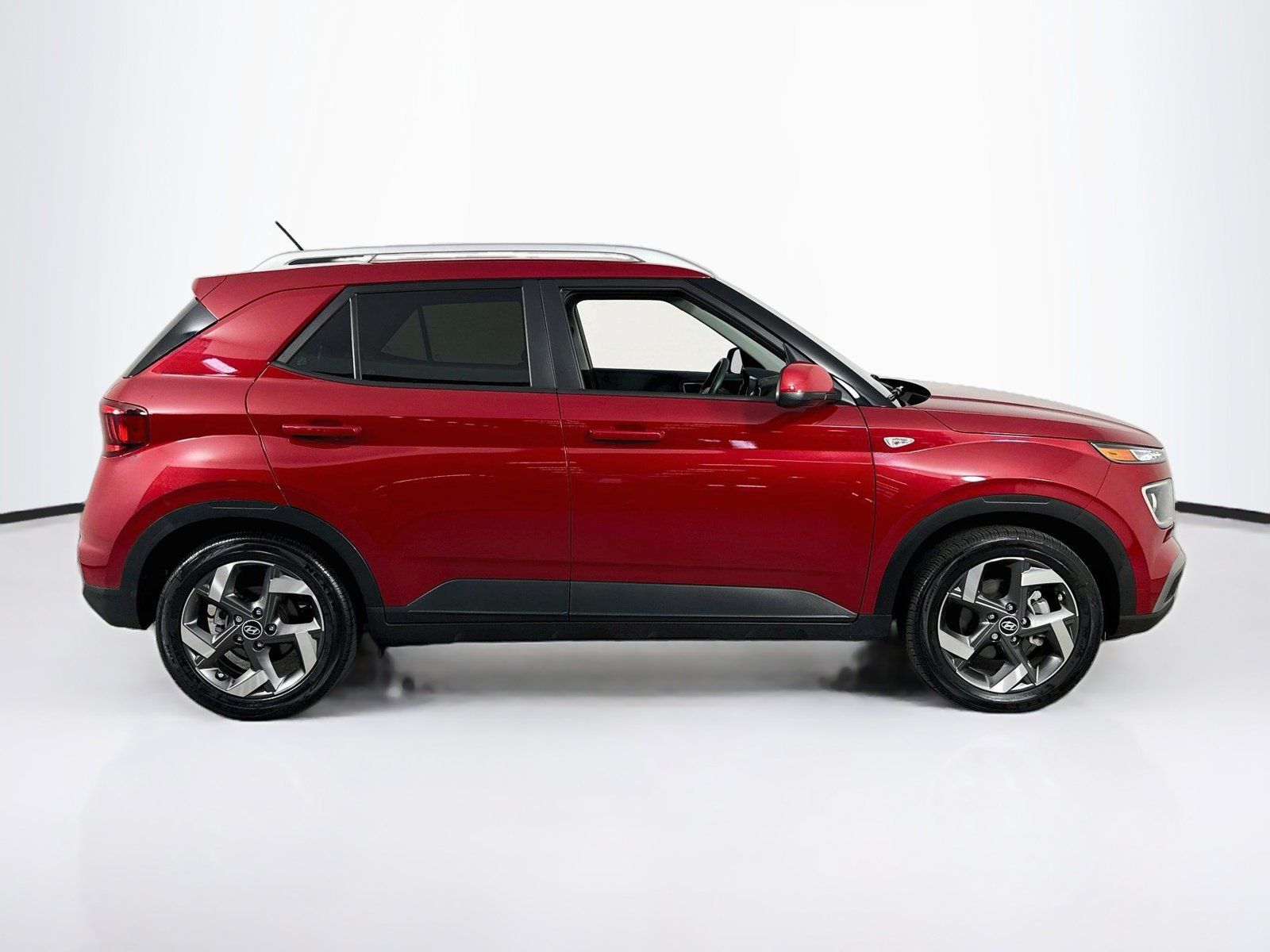 Used 2023 Hyundai Venue SEL FWD image 4
