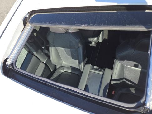 Used 2023 Toyota Sienna XSE FWD image 4