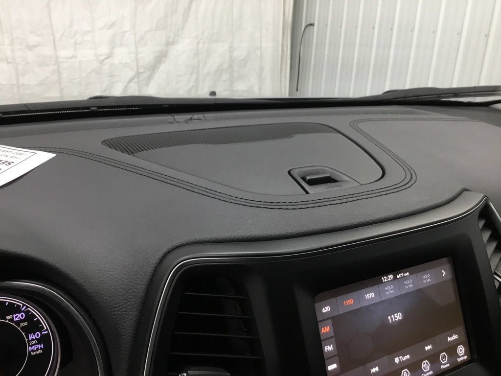 Used 2019 Jeep Cherokee Latitude Plus w/ Cold Weather Group AWD/4WD image 18