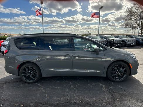 Used 2021 Chrysler Pacifica Touring-L w/ S Appearance Package image 5