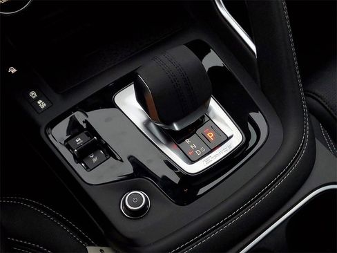 Used 2024 Jaguar E-PACE R-Dynamic SE image 22