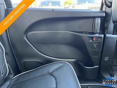 Certified 2025 Chrysler Pacifica Limited FWD image 18