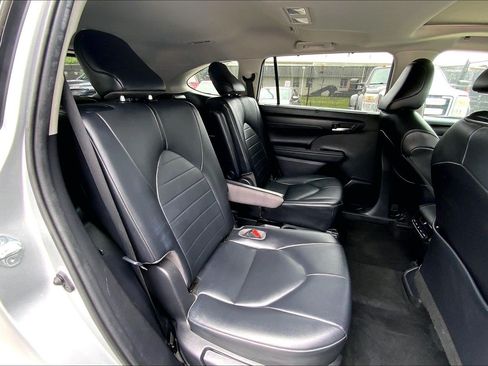 Used 2021 Toyota Highlander XLE FWD image 32