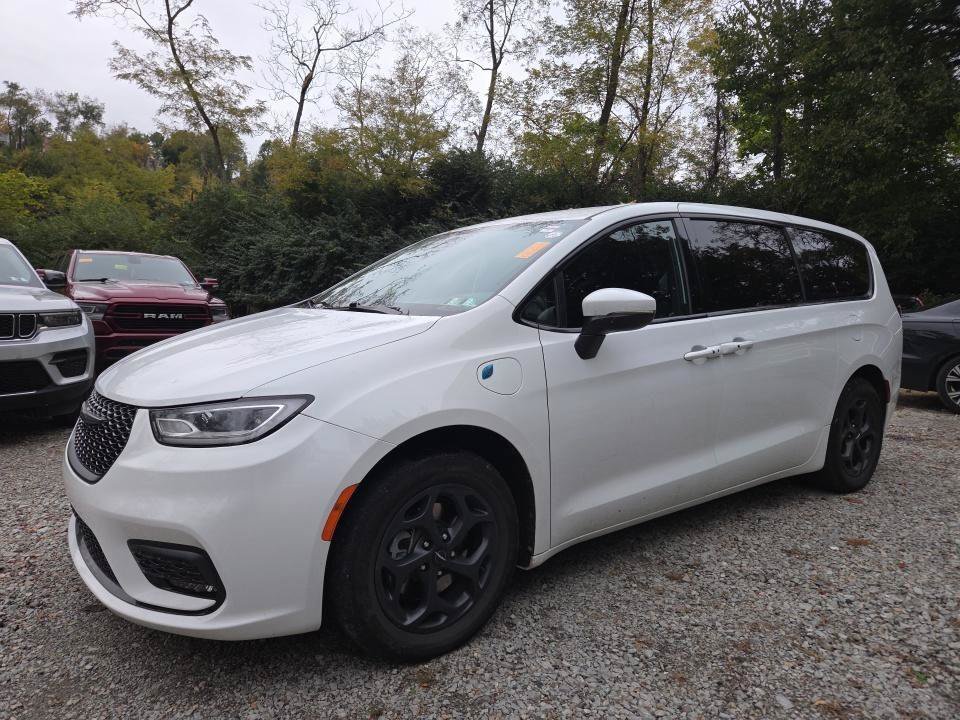 Used 2023 Chrysler Pacifica Touring-L w/ S Appearance Package FWD image 2