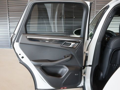 Certified 2025 Porsche Macan image 22