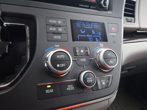 Used 2018 Toyota Sienna AWD image 15