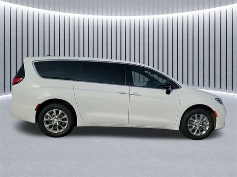 New 2026 Chrysler Pacifica Limited w/ Uconnect Theater Family Group image 5