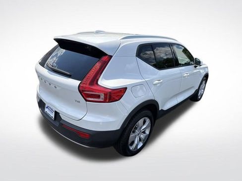 Used 2022 Volvo XC40 T4 Momentum FWD image 6