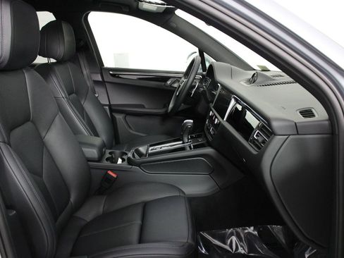Certified 2025 Porsche Macan image 31