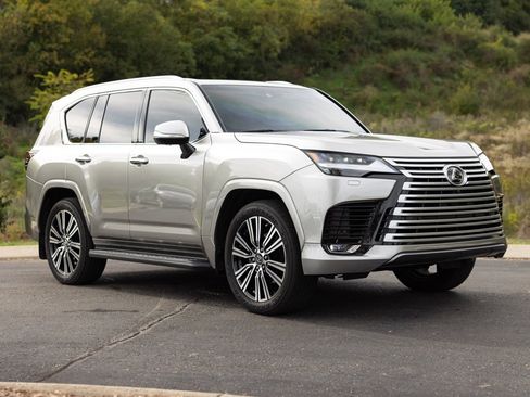 Used 2024 Lexus LX 600 4WD w/ Luxury Package image 11