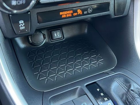 Used 2019 Toyota RAV4 XLE w/ All Weather Liner Package FWD image 17