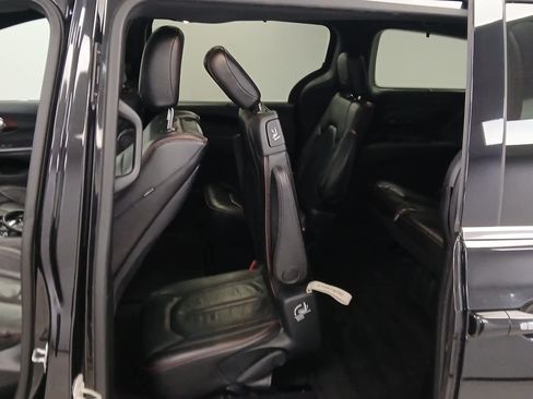 Used 2020 Chrysler Pacifica Limited image 18