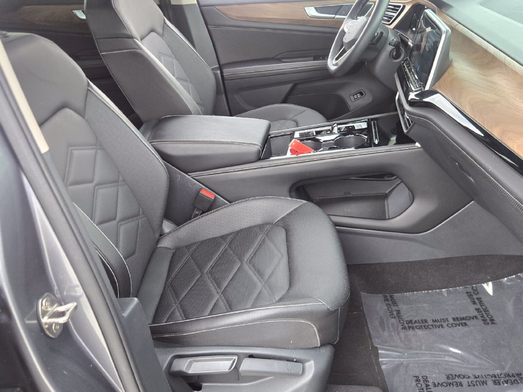 Certified 2024 Volkswagen Atlas SE w/ Black Wheel Package FWD image 19