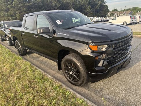 Used 2023 Chevrolet Silverado 1500 Custom image 2