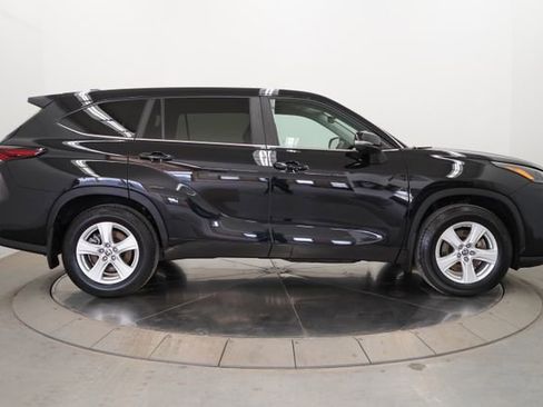 Used 2024 Toyota Highlander LE AWD/4WD image 8