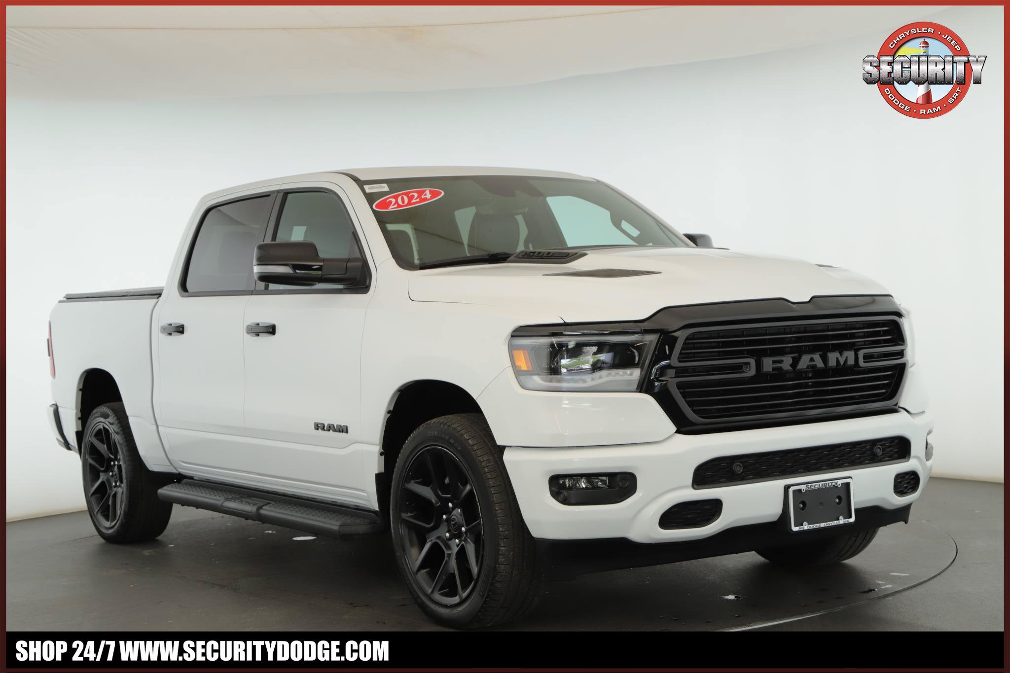 Used 2024 RAM 1500 Laramie AWD/4WD image 1