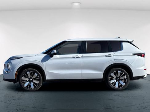 Used 2025 Mitsubishi Outlander SE image 9