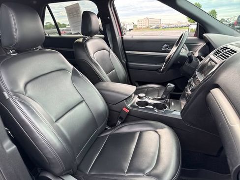 Used 2019 Ford Explorer XLT w/ Equipment Group 202A AWD/4WD image 13